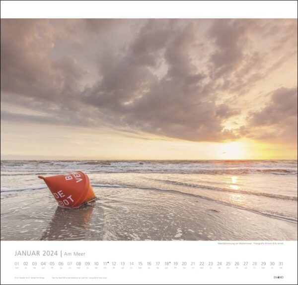 Strandkalender „Am Meer 2024“ mit orangefarbener Schwimmweste.