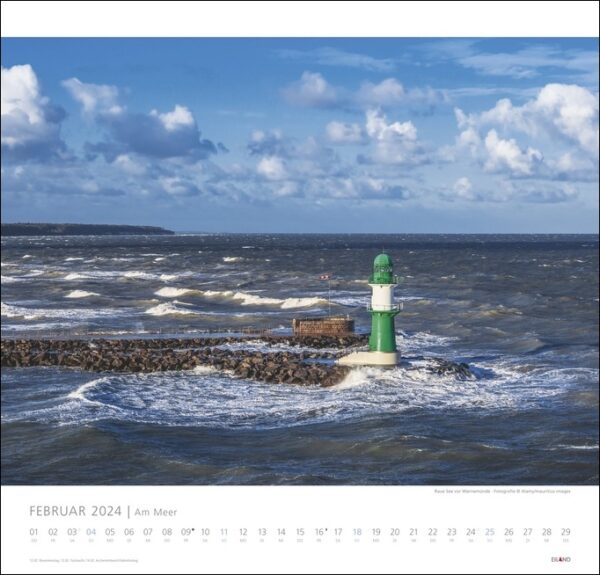 Ein Kalender mit Am Meer 2024 vor der atemberaubenden Kulisse des endlosen Ozeans. Perfekt für die Planung und Organisation Ihrer Veranstaltungen im Jahr 2024.