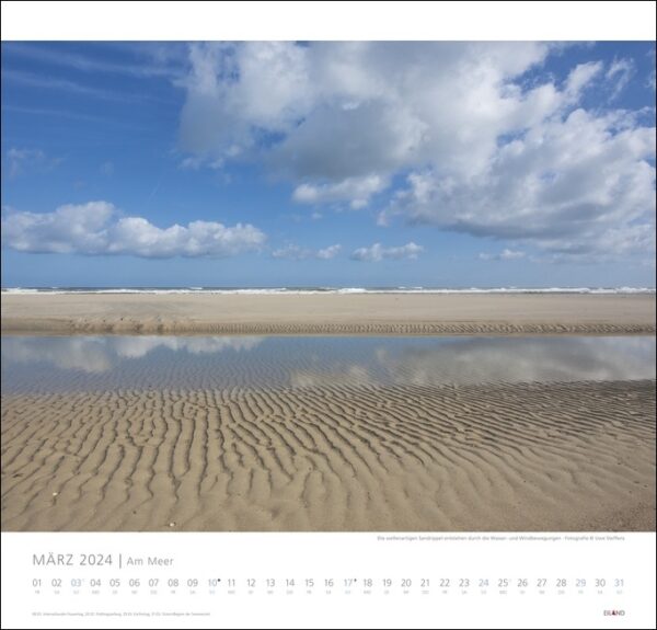 Ein Strandkalender mit Wolken und Sand, der die ruhige Schönheit von Am Meer 2024 einfängt.