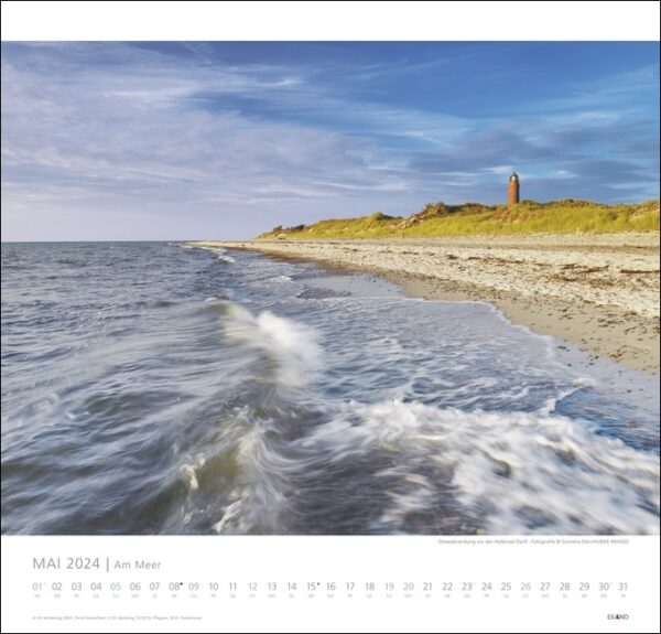 Ein Am Meer-Kalender 2024 mit einer malerischen Strandszene mit einem Leuchtturm.