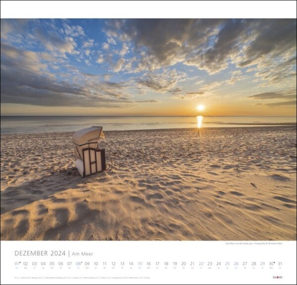 Ein Kalender mit Stuhl Am Meer 2024 bei Sonnenuntergang.