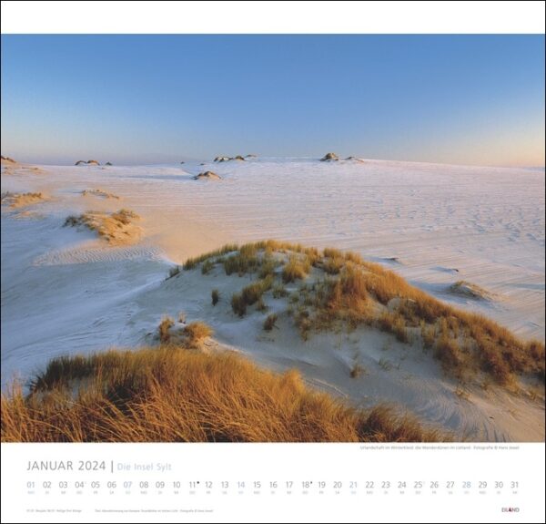 Ein Die Insel Sylt-Kalender 2024 mit den malerischen Sanddünen der wunderschönen Insel Sylt.