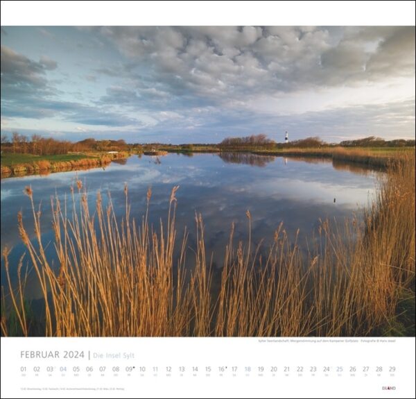 Ein Kalender mit der atemberaubenden Insel Sylt 2024, geschmückt mit einem ruhigen Fluss und anmutigen Schilfrohren im Hintergrund.