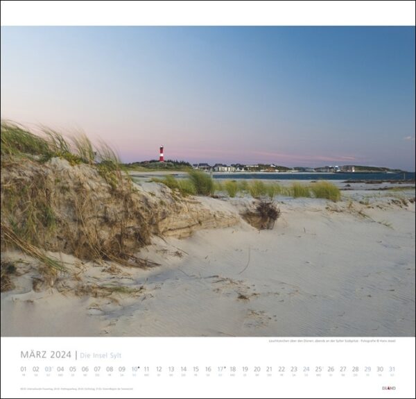 Ein von der Insel Sylt 2024 inspirierter Kalender mit Sanddünen und einem Leuchtturm auf Sylt.