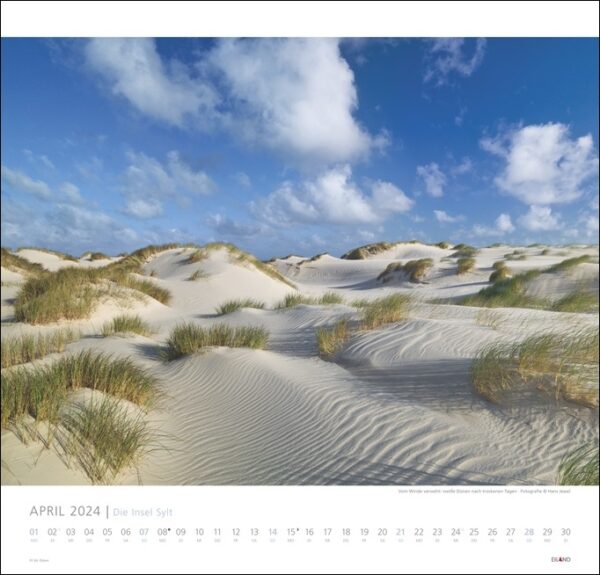 Ein Kalender mit atemberaubenden Sanddünen und einem strahlend blauen Himmel, aufgenommen bei einem Besuch auf der Insel Sylt 2024.