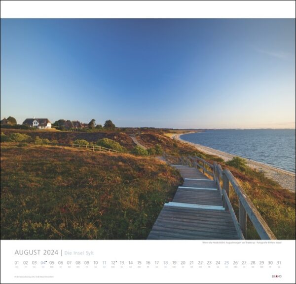 Ein Die Insel Sylt-Kalender 2024 mit der wunderschönen Insel Sylt und einem Weg, der zum Meer führt.