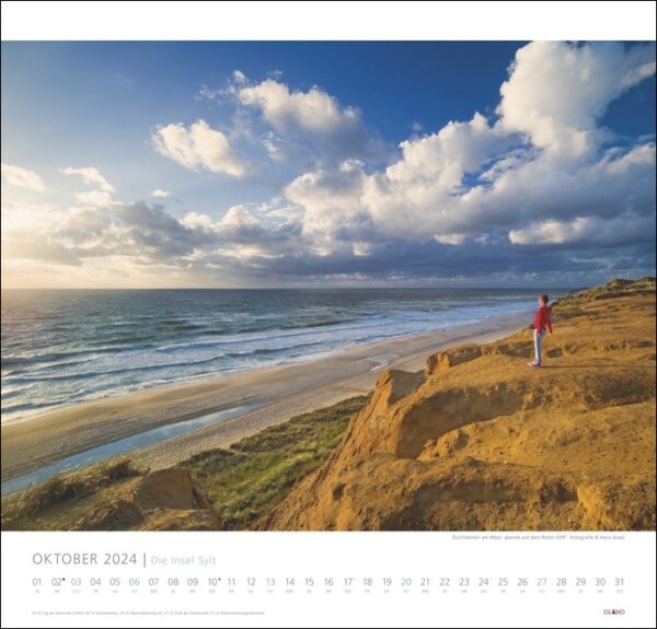 Ein Kalender mit der Insel Sylt 2024, mit einer Person, die auf einer Klippe mit Blick auf das faszinierende Meer steht.