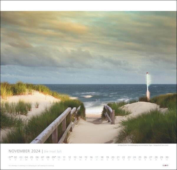Ein Kalender, der die ruhige Schönheit der Insel Sylt 2024 zeigt, mit atemberaubenden Sanddünen und einem faszinierenden Weg, der zum Meer führt.