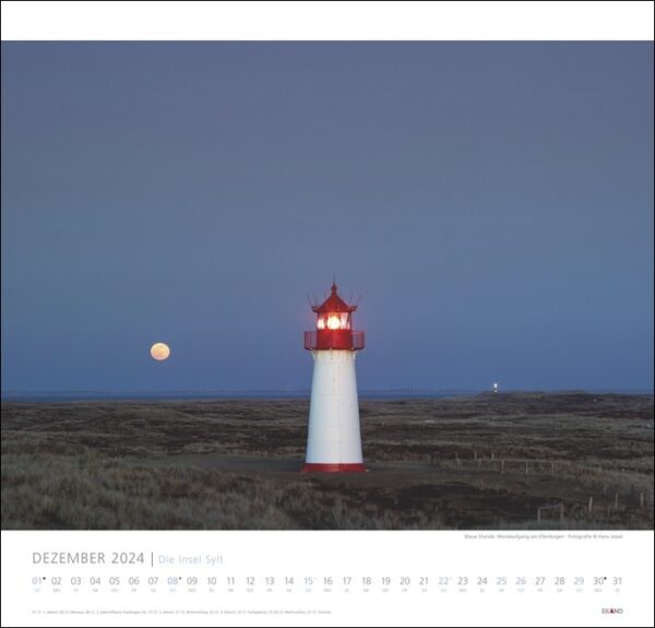 Ein Leuchtturm auf der Insel Sylt 2024 mit Vollmond im Hintergrund.