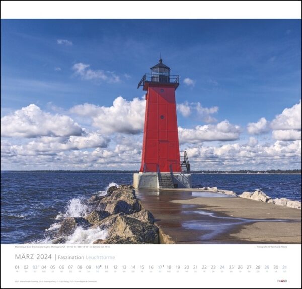 Der Kalender 2024 „Faszination Leuchttürme – An den Grenzen der Landschaft“ zeigt einen faszinierenden Leuchtturm auf einem Pier inmitten der weiten Landschaft und zeigt die Faszination von Leuchttürmen.