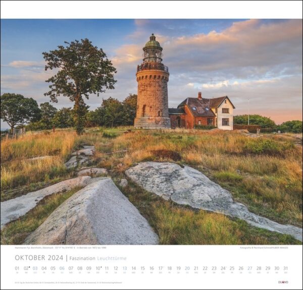 Ein Kalender zur Faszination Leuchttürme – An den Grenzen der Landschaft 2024, der einen Leuchtturm auf einem Hügel zeigt.
