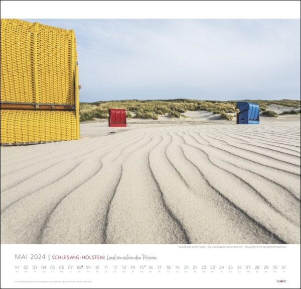 Ein lebendiger Strandkalender mit farbenfrohen Stühlen an den Sandstränden Schleswig-Holsteins 2024.