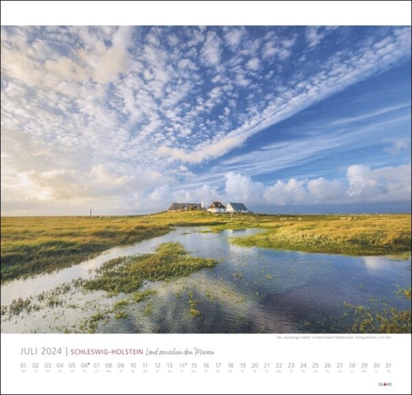 Ein Schleswig-Holstein-Kalender 2024 mit dem Bild eines Hauses mitten in einem Sumpfgebiet in Schleswig-Holstein.