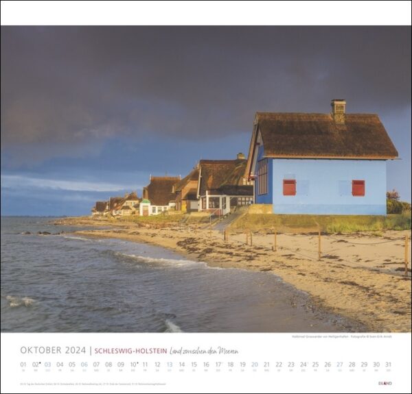 Ein Schleswig-Holstein-Kalender 2024 mit Häusern am Strand.