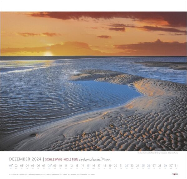 Ein Schleswig-Holstein-Kalender 2024 mit der malerischen Landschaft Schleswig-Holsteins im Jahr 2024, mit Sand und Wasser im Hintergrund.