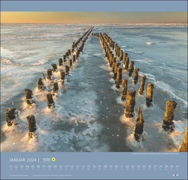Ein Kalender mit dem Nationalpark Wattenmeer 2024 vor der ruhigen Kulisse des Nationalpark Wattenmeer. Dieser Kalender ist perfekt, um die natürliche Schönheit dieses UNESCO-Weltkulturerbes einzufangen und ein Muss.