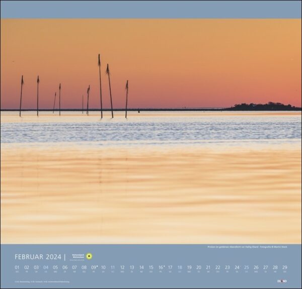 Ein Kalender mit einem atemberaubenden Sonnenuntergang über dem Nationalpark Wattenmeer im Nationalpark Wattenmeer 2024.