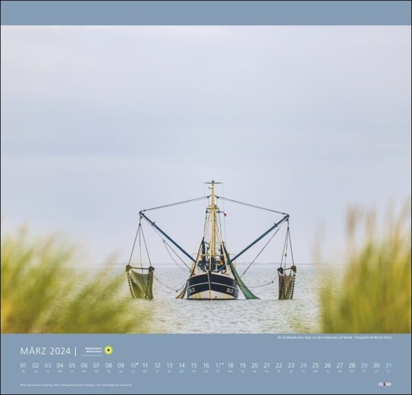 Ein Nationalpark Wattenmeer 2024 zeigt die atemberaubende Schönheit des Wattenmeer-Nationalparks mit einem Fischerboot, das anmutig in seinem kristallklaren Wasser segelt.