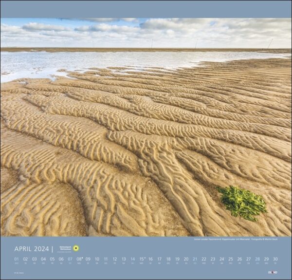 Ein Kalender mit einem Bild eines Strandes im Nationalpark Wattenmeer 2024.