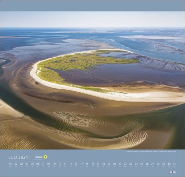Ein Nationalpark Wattenmeer-Kalender 2024 mit einem Bild des Nationalpark Wattenmeer auf einer Insel, umgeben von ruhigen Gewässern.