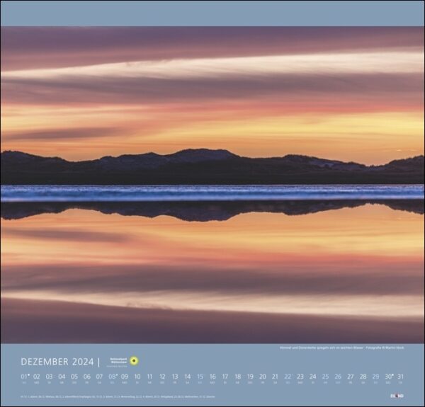 Ein Kalender mit einem atemberaubenden Sonnenuntergang über dem Nationalpark Wattenmeer 2024.