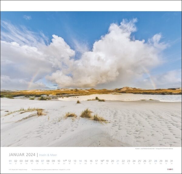 Beschreibung: Eine Inseln & Mehr Kalender 2024 mit Sand im Hintergrund.