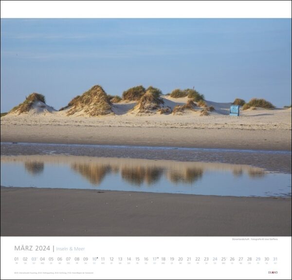 Ein Kalender „Inseln & Meer“ 2024 mit malerischen Sanddünen vor der Kulisse ruhiger Inseln.
