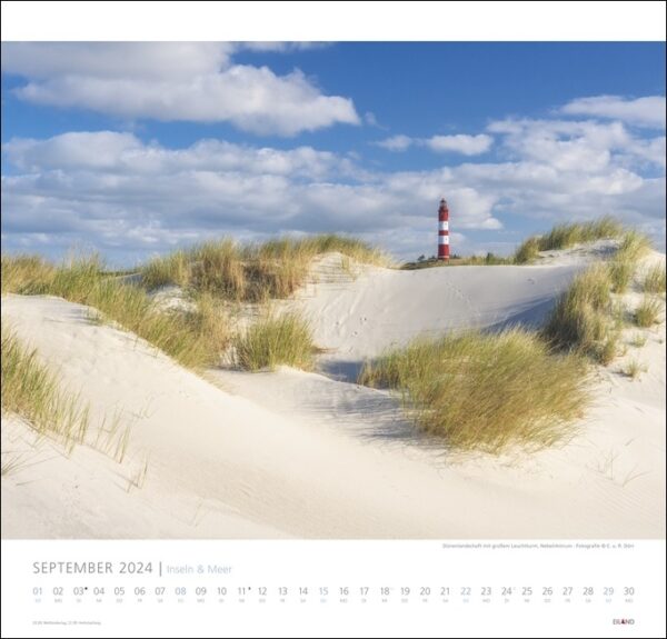 Ein Kalender mit beeindruckenden Sanddünen und einem majestätischen Leuchtturm inmitten der atemberaubenden Inseln & Meer 2024 im Jahr 2024.