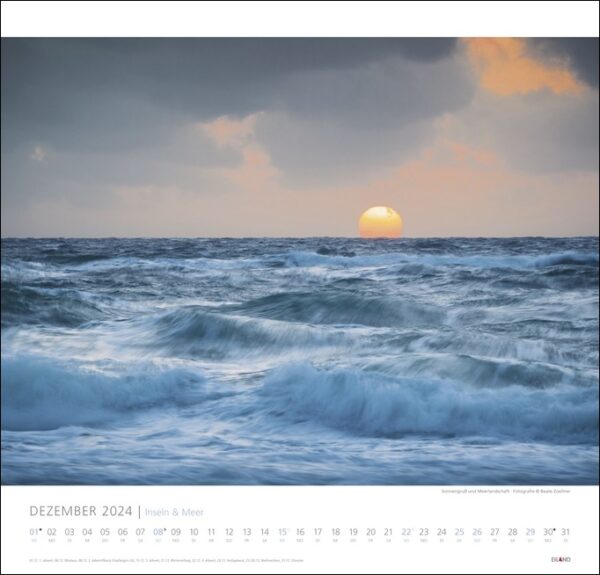 Ein Kalender mit dem Sonnenuntergang über dem Meer auf einem malerischen Inseln & Meer 2024.