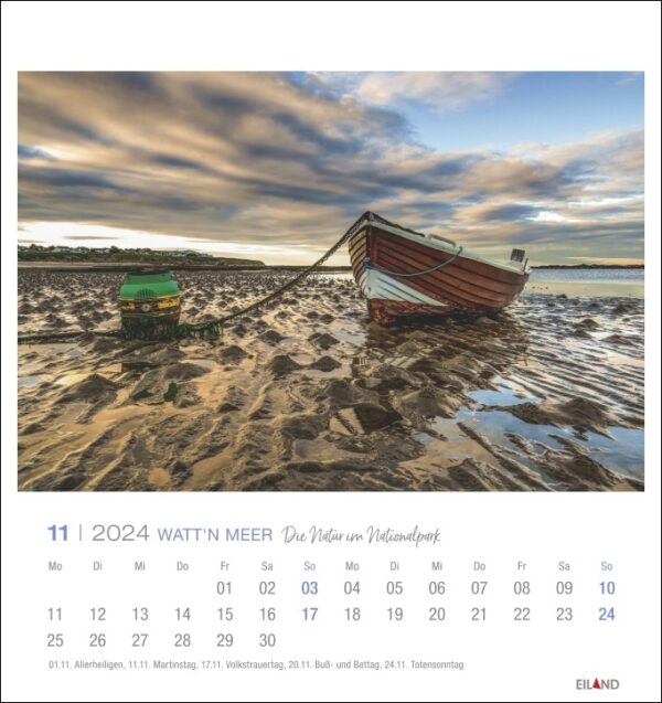 Ein Watt'n Meer - PostkartenKalender 2024 mit einem Boot am Strand von Watt'n Meer, das die Schönheit des Jahres 2024 einfängt.