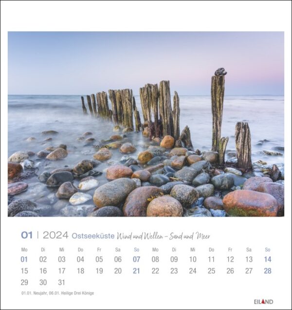 Ein Ostseeküste - PostkartenKalender 2024 mit der ruhigen Schönheit der Ostseeküste, mit atemberaubenden Bildern, die einen ruhigen Strand und majestätische Felsen zeigen.