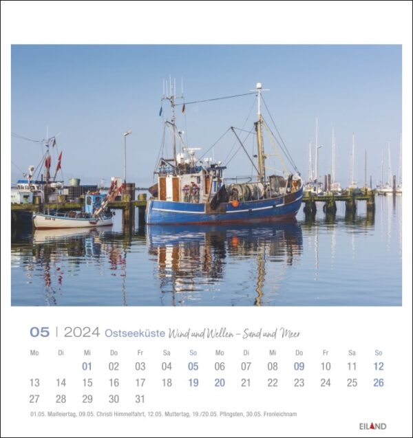 Ostseeküste - PostkartenKalender 2024, der die Ostseeküste im Jahr 2024 zeigt, mit einem im Hafen angedockten Boot.