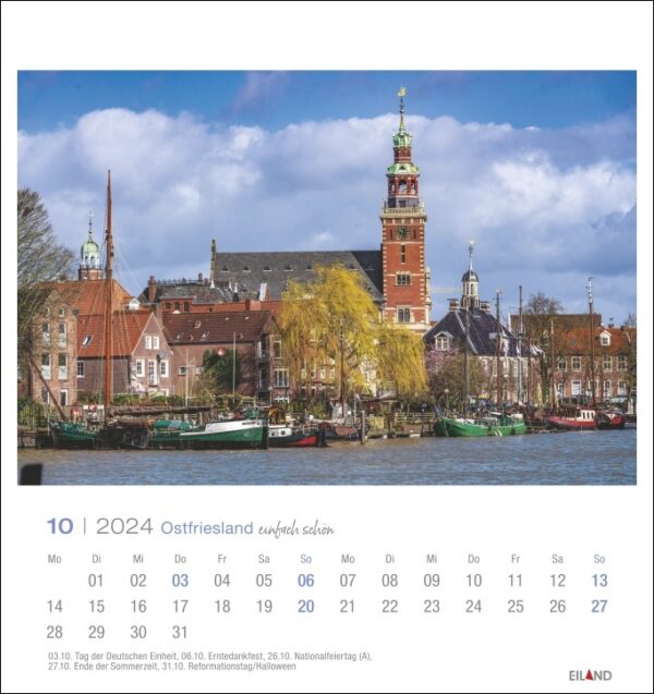 Ein wunderschön gestalteter Ostfriesland einfach schön - PostkartenKalender 2024, der das atemberaubende Stadtbild von Ostfriesland, Dänemark, zeigt.