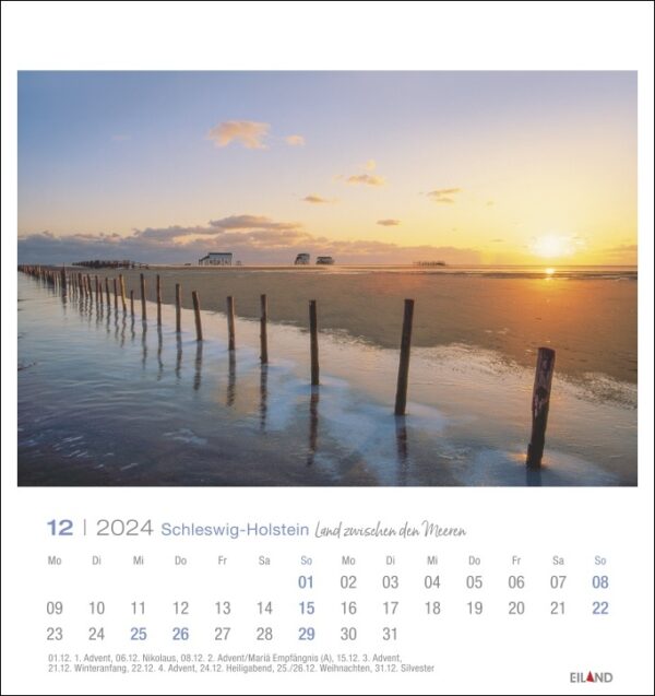 Ein Schleswig-Holstein - PostkartenKalender 2024 mit einem Kalender mit einem atemberaubenden Sonnenuntergang am Strand.