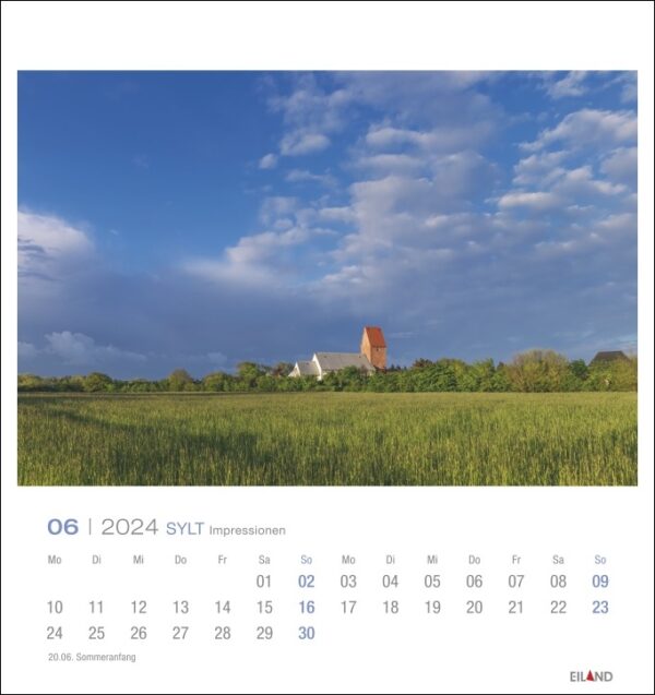 Ein Sylt Impressionen - PostkartenKalender 2024 mit Impressionen von Sylt, der atemberaubende Bilder eines Feldes und einer Kirche zeigt.