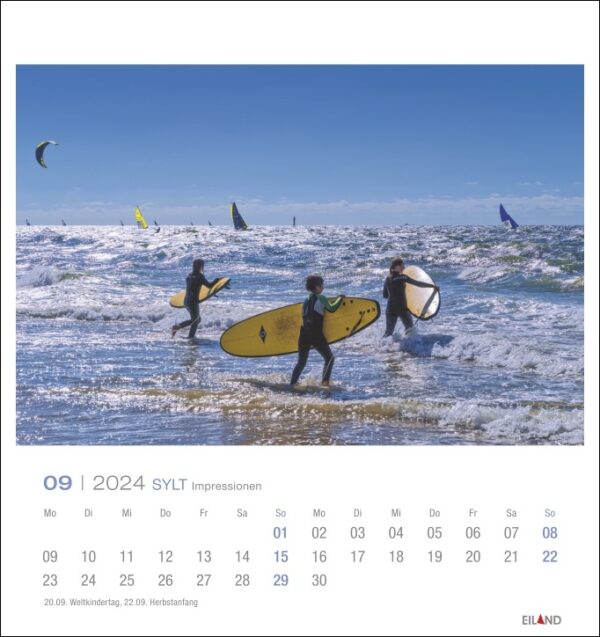 Sylt Impressionen - PostkartenKalender 2024 zeigt Surfer im Meer.