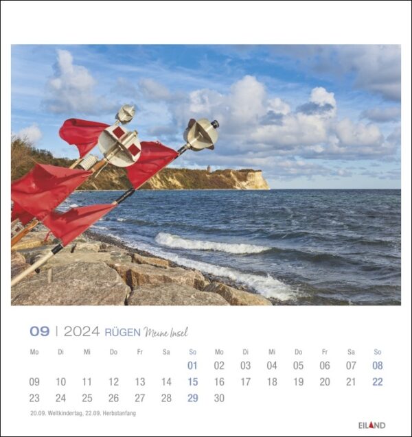 Ein Rügen - PostkartenKalender 2024 mit roten Fahnen auf einem Felsen am Meer auf Rügen.