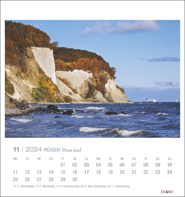 Ein Rügen - PostkartenKalender 2024, der die ruhige Schönheit des Rügener Meeres und seiner Klippen zeigt.