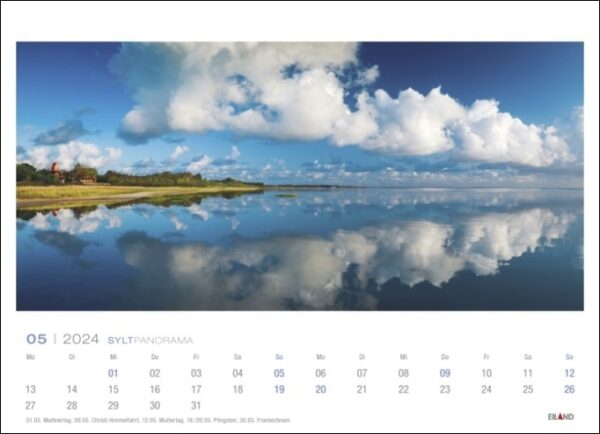 Ein Sylt-Panorama-Kalender 2024 mit Wolken und Wasser im Hintergrund auf Sylt.