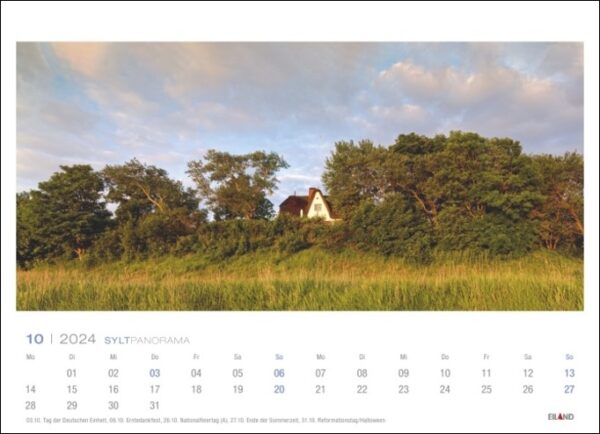 Ein Sylt-Panorama-Kalender 2024 mit dem Bild einer Kirche auf einem Hügel.