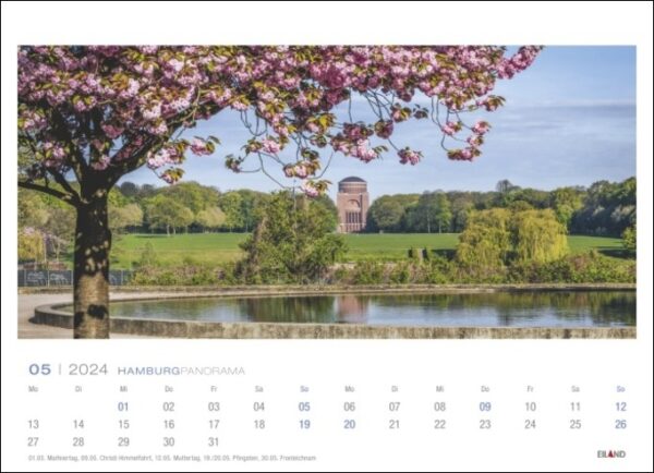 Ein Hamburg-Panorama-Kalender 2024 mit einem Panoramablick auf das Jahr 2024 und einem wunderschönen blühenden Baum im Hintergrund.