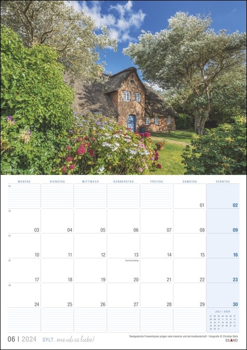 Ein Sylt-Kalender „Sylt ... wie ich es liebe 2024“ mit einem Haus- und Baumbild für das Jahr 2024.