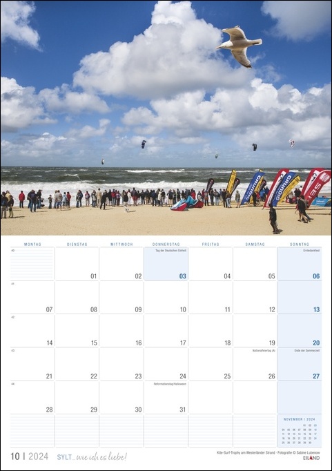 Ein Strandkalender mit Sylt ... wie ich es liebe 2024, der im Jahr 2024 über den Sandstrand von Sylt fliegt.