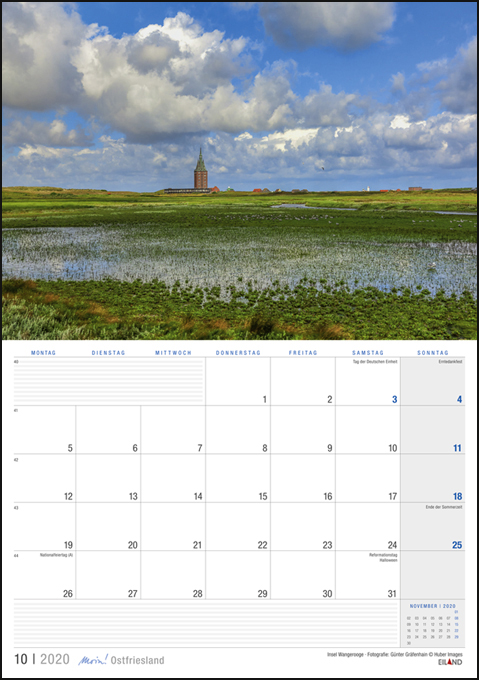 Ein Kalender mit einer malerischen Feld- und Wolkenansicht.