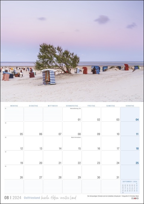 Ein Kalender mit einer ruhigen Strandszene in Ostfriesland in Ostfriesland 2024.