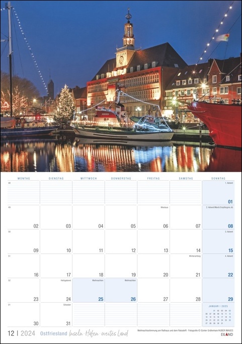 Ein Kalender mit einem atemberaubenden Blick auf einen Hafen in Ostfriesland 2024 und einer Reihe von Booten.