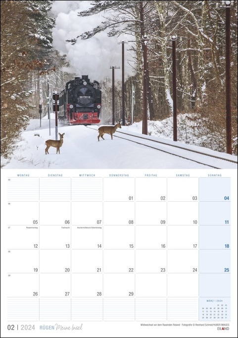 Ein Kalender, der die landschaftliche Schönheit Rügens … meiner Insel 2024 zeigt, mit atemberaubenden Bildern eines festlich geschmückten Zuges und eines majestätischen Hirsches inmitten einer verschneiten Landschaft.