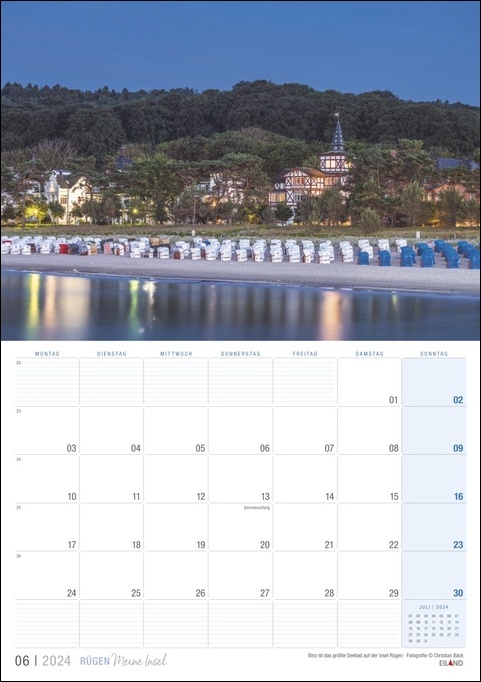 Ein Kalender, der die ruhige Schönheit des nächtlichen Strandes auf Rügen, meiner Insel 2024, zeigt.