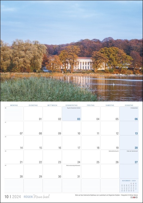Ein Kalender mit einem malerischen Haus auf der Insel Rügen mit einem ruhigen See im Hintergrund, Rügen …meine Insel 2024.
