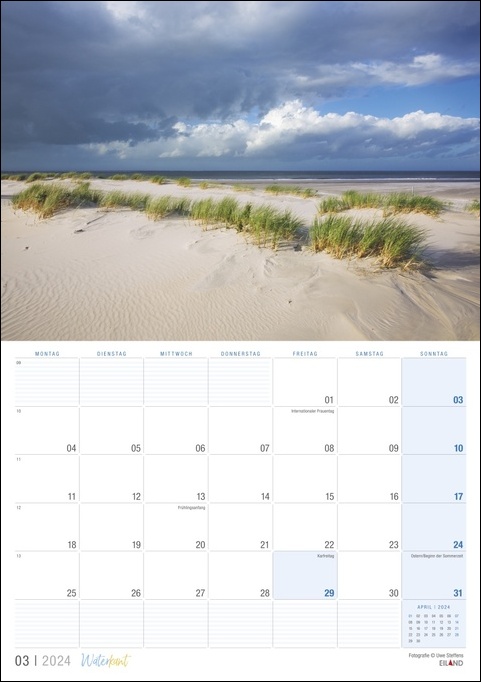 Ein Kalender mit majestätischen Sanddünen und einem heiteren Wolkenhimmel vor dem Hintergrund von Waterkant 2024.
